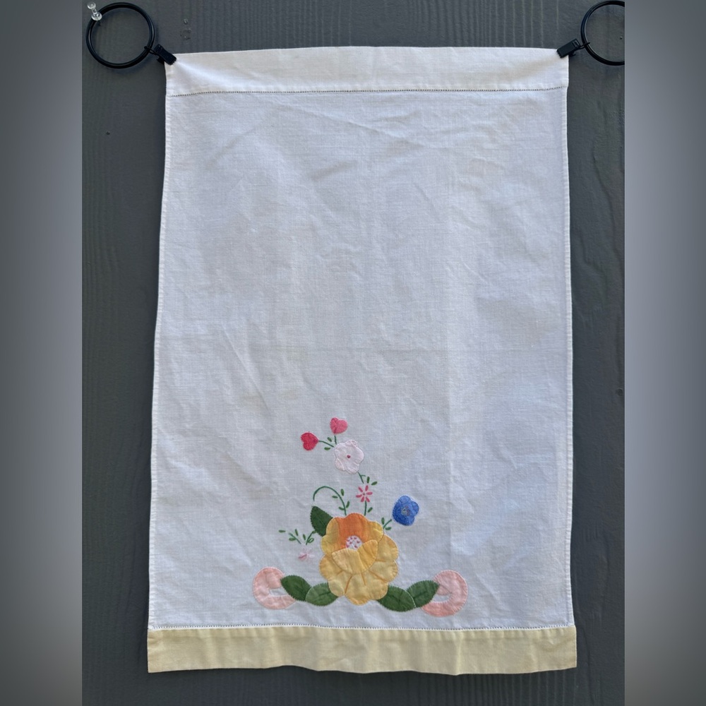 Vintage 60s ‘Brode Main” Swiss Floral Appliqué Linen Tea Towel